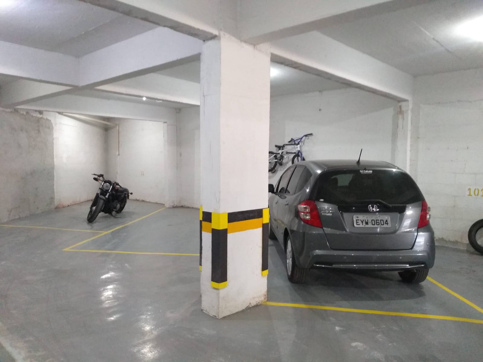 Garagem com piso epóxi e demarcação