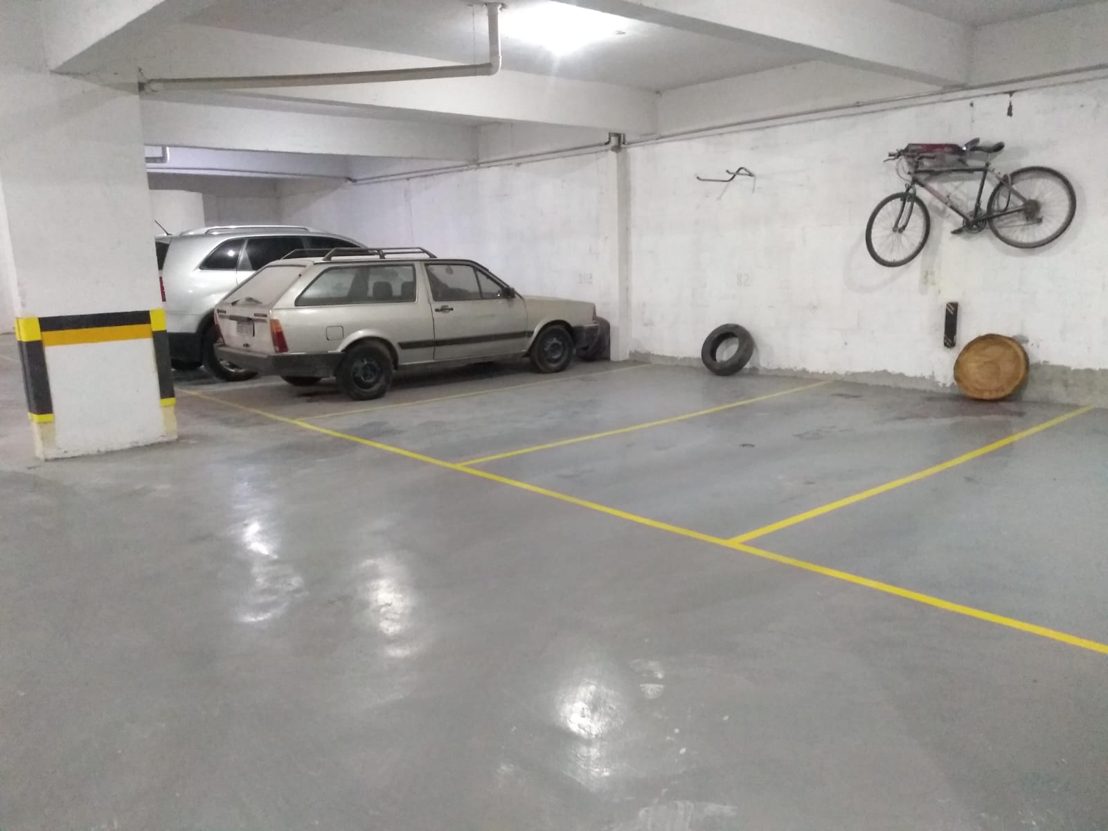 Garagem com piso epóxi e demarcação de vagas