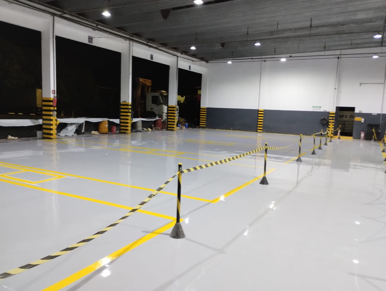 Piso epóxi em concessionária de caminhões