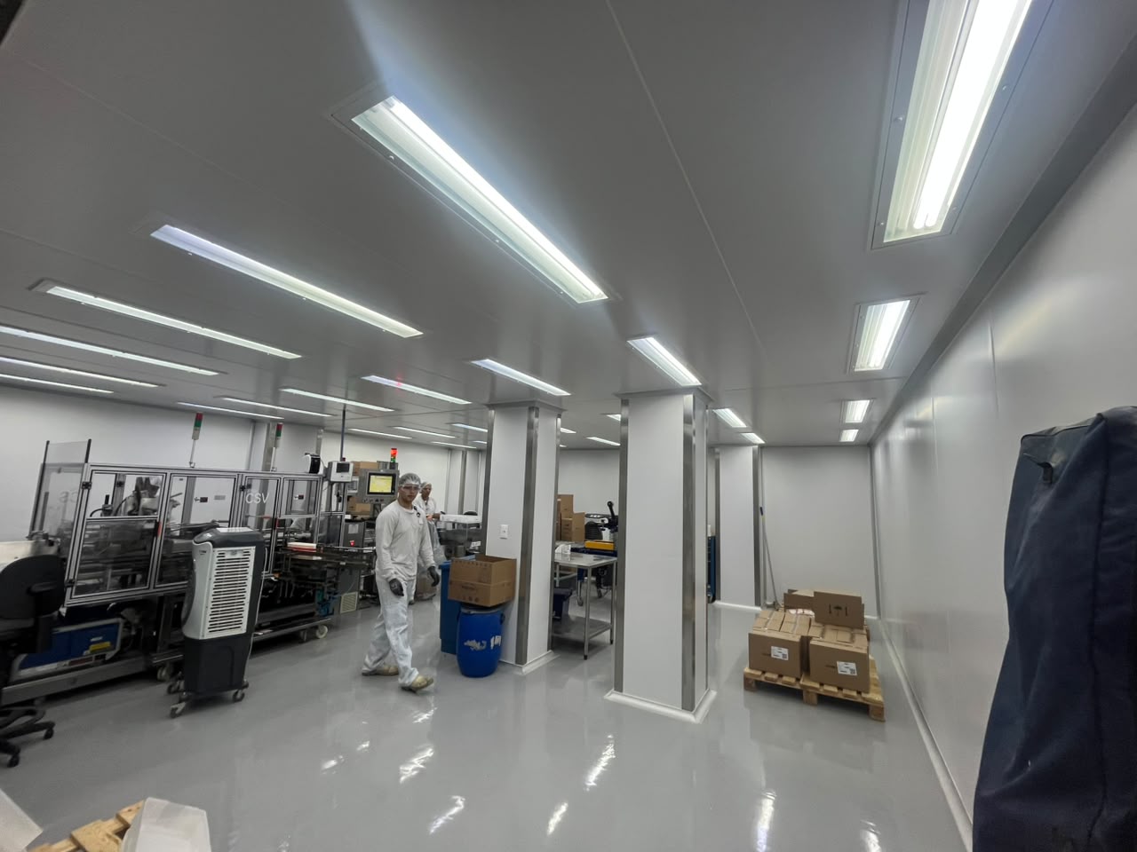 Piso epóxi em sala de produção farmacêutica