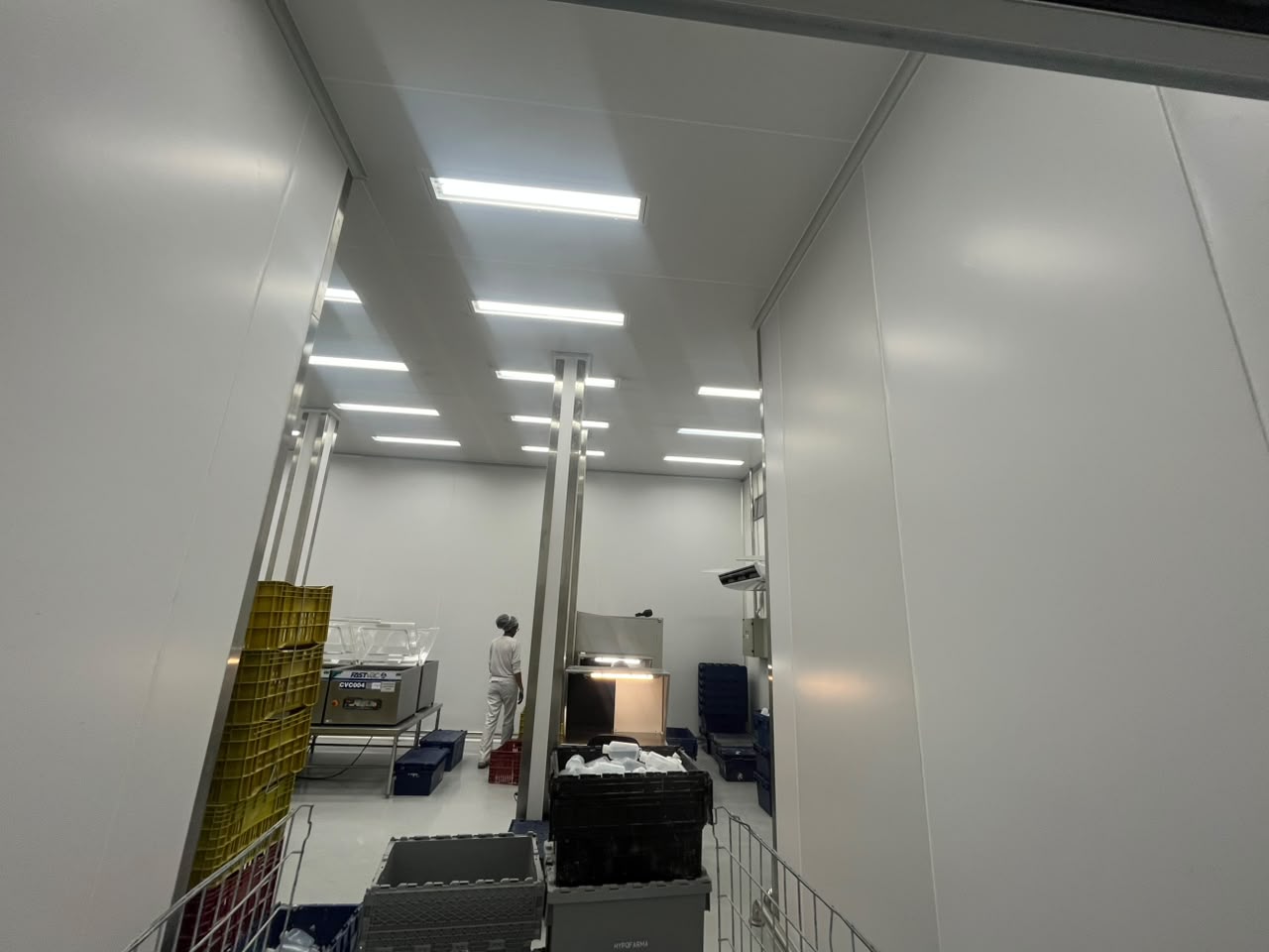 Piso industrial contínuo em área farmacêutica