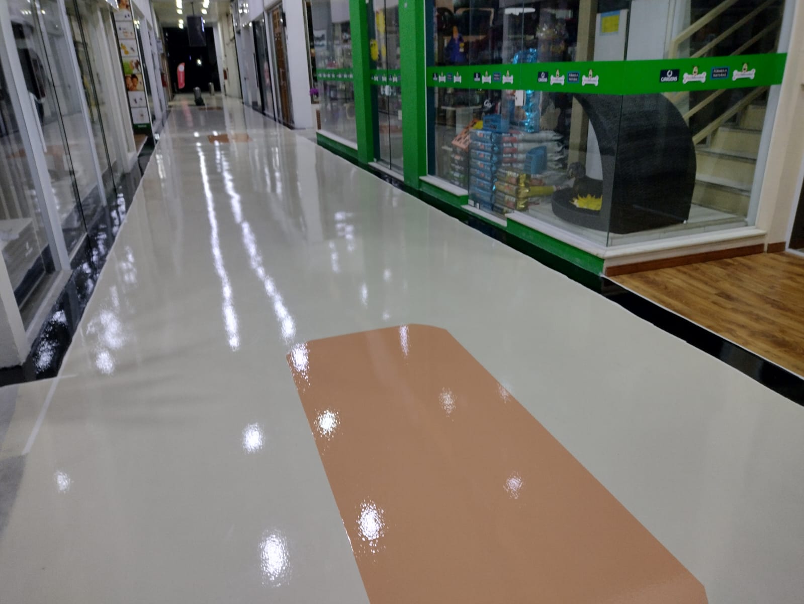 Piso epóxi azul em ambiente industrial farmacêutico