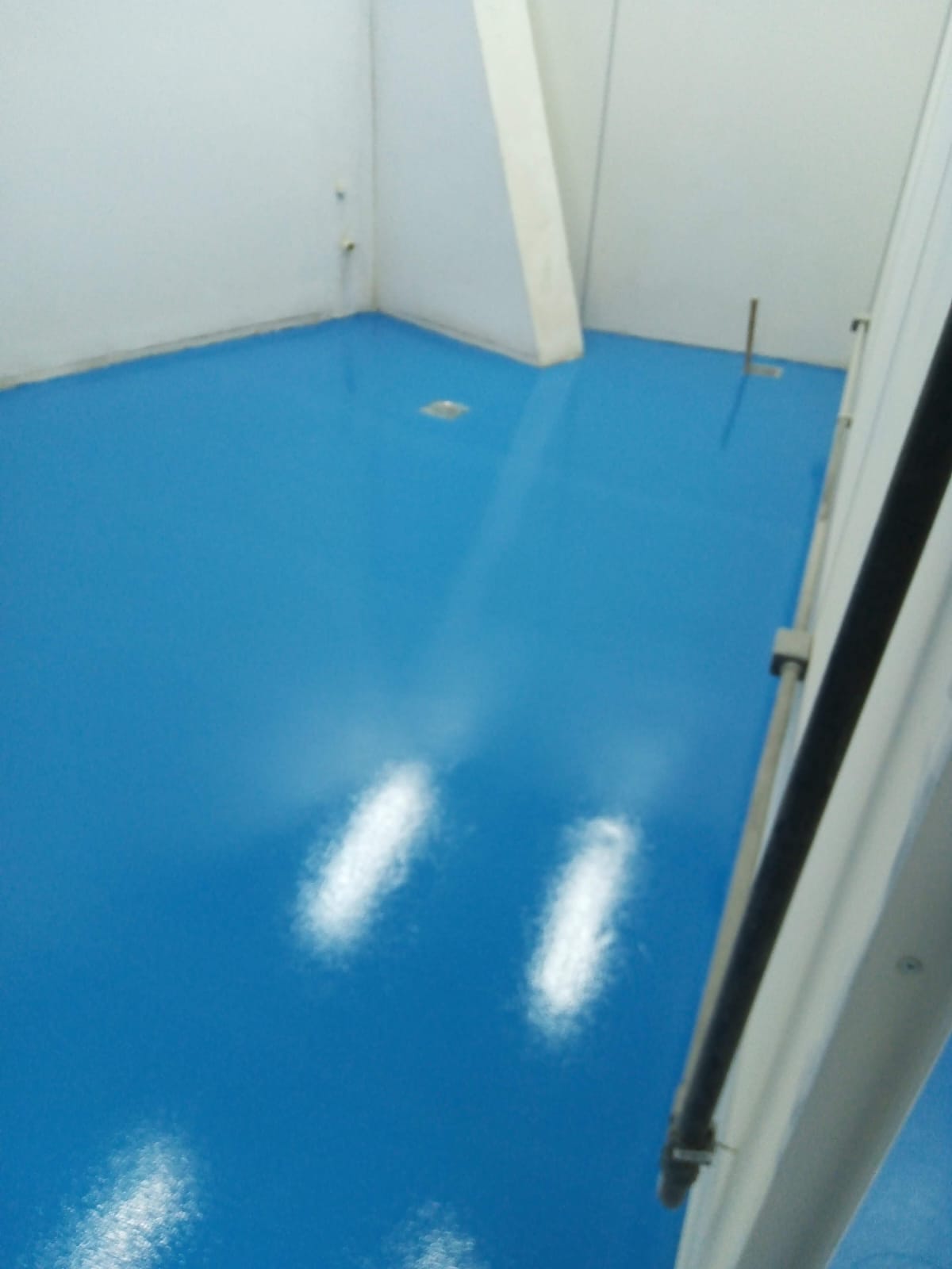 Piso finalizado em ambiente farmacêutico