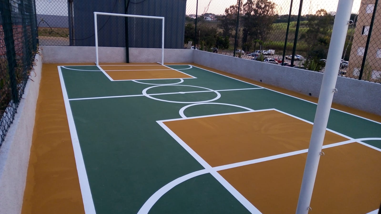 Piso epóxi colorido em quadra poliesportiva