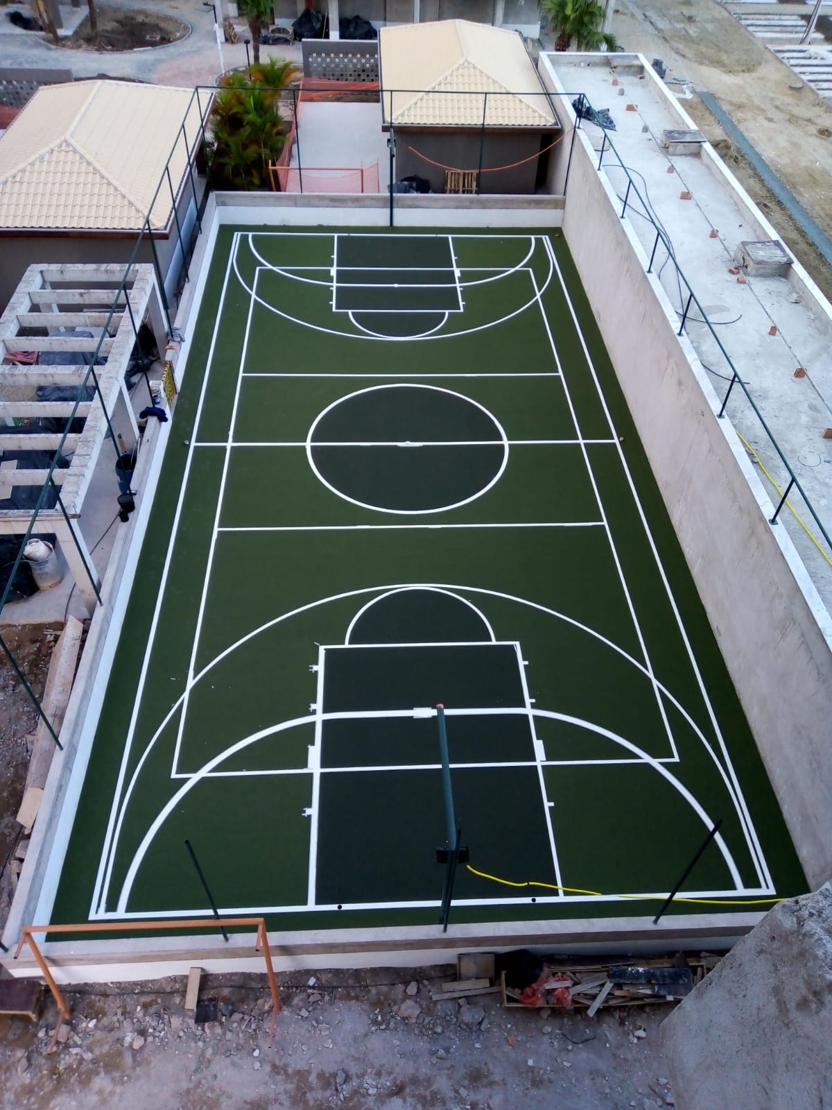 Quadra poliesportiva com piso epóxi verde