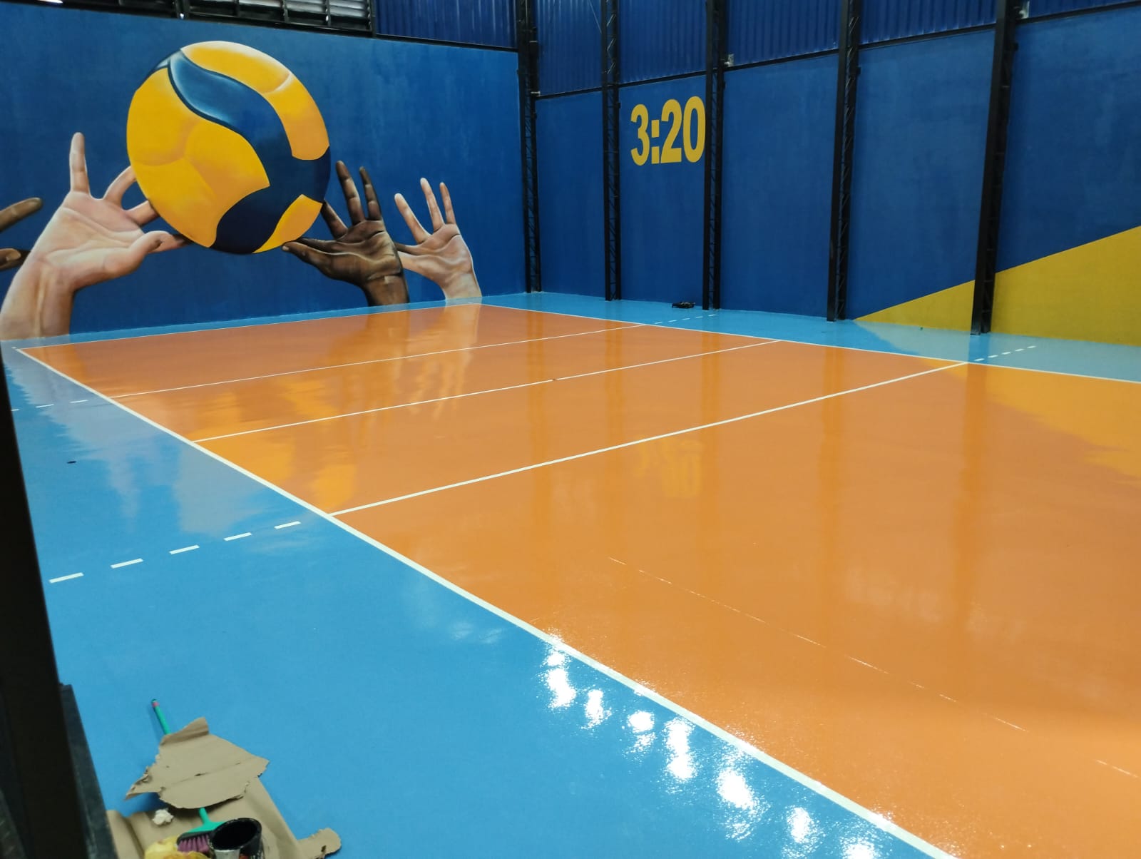 Piso esportivo com demarcações