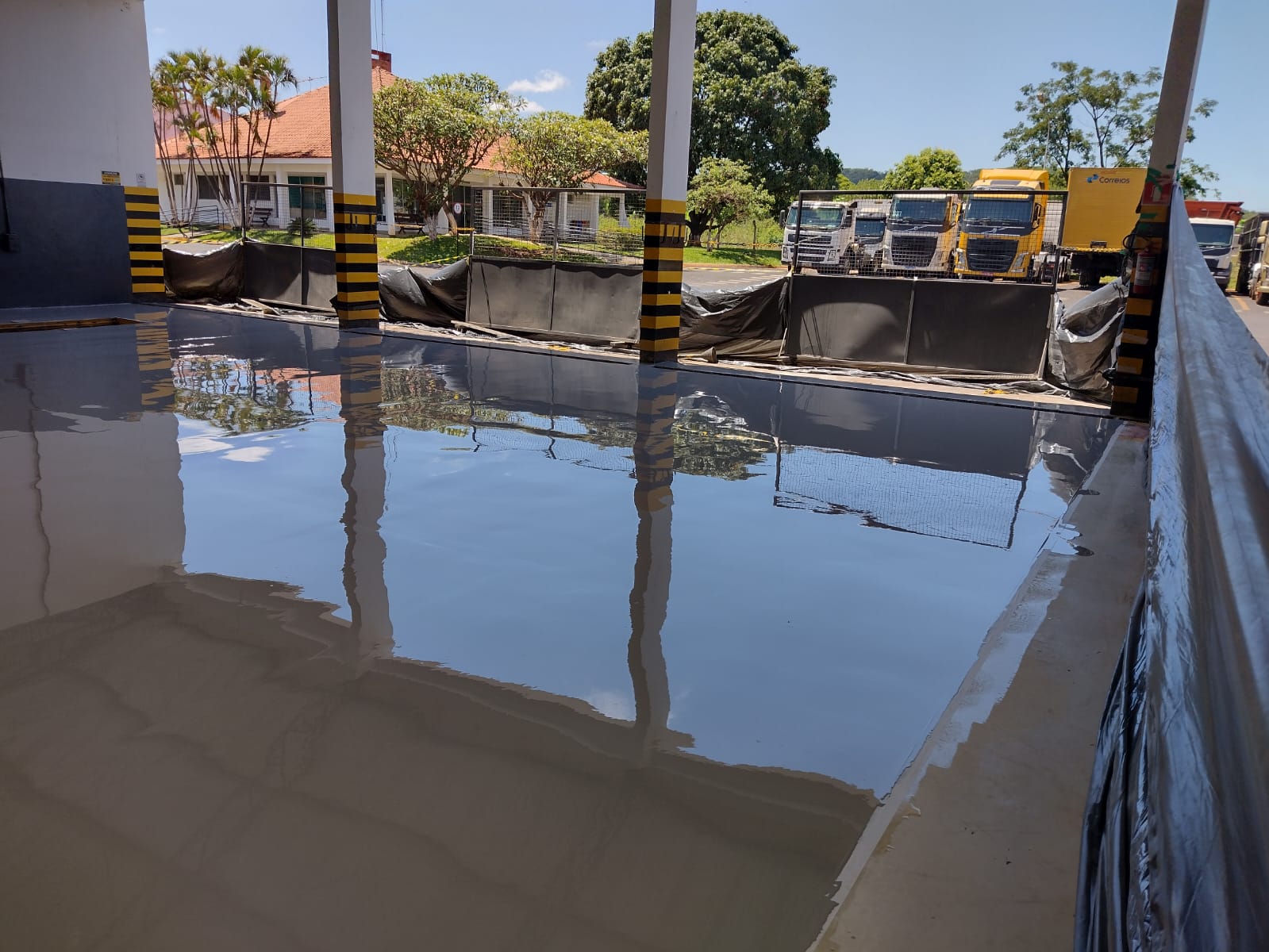Piso epóxi de alto brilho em corredor de shopping center
