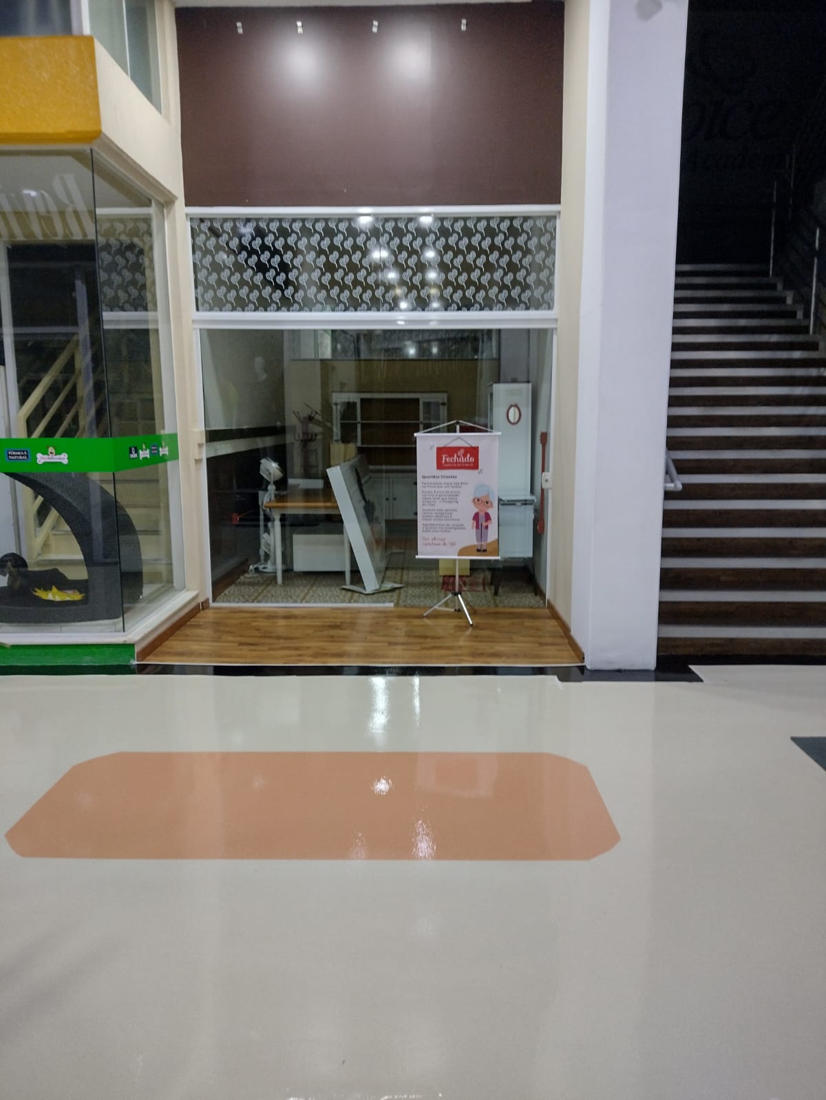 Corredor comercial com piso epóxi