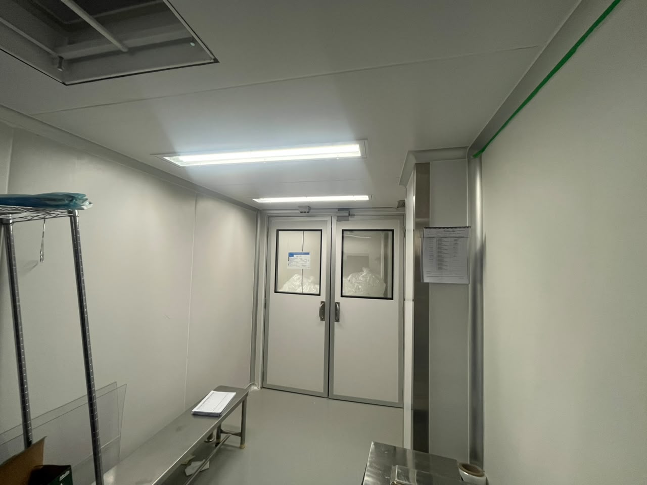 Antecâmara técnica de ambiente controlado com painéis isotérmicos