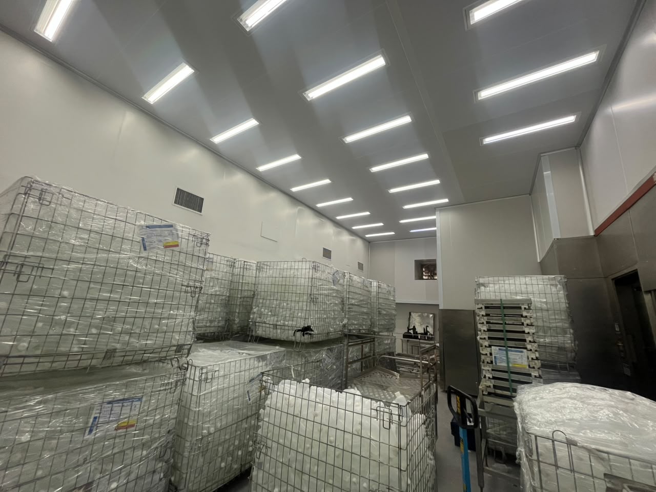 Estrutura de painéis isotérmicos (isopainel) em ambiente de armazenagem controlada