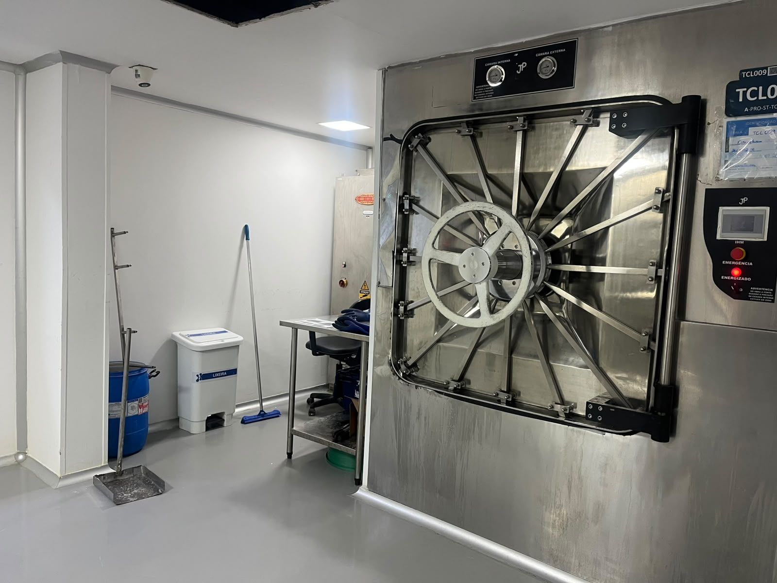 Sala limpa com isopainel e autoclave industrial