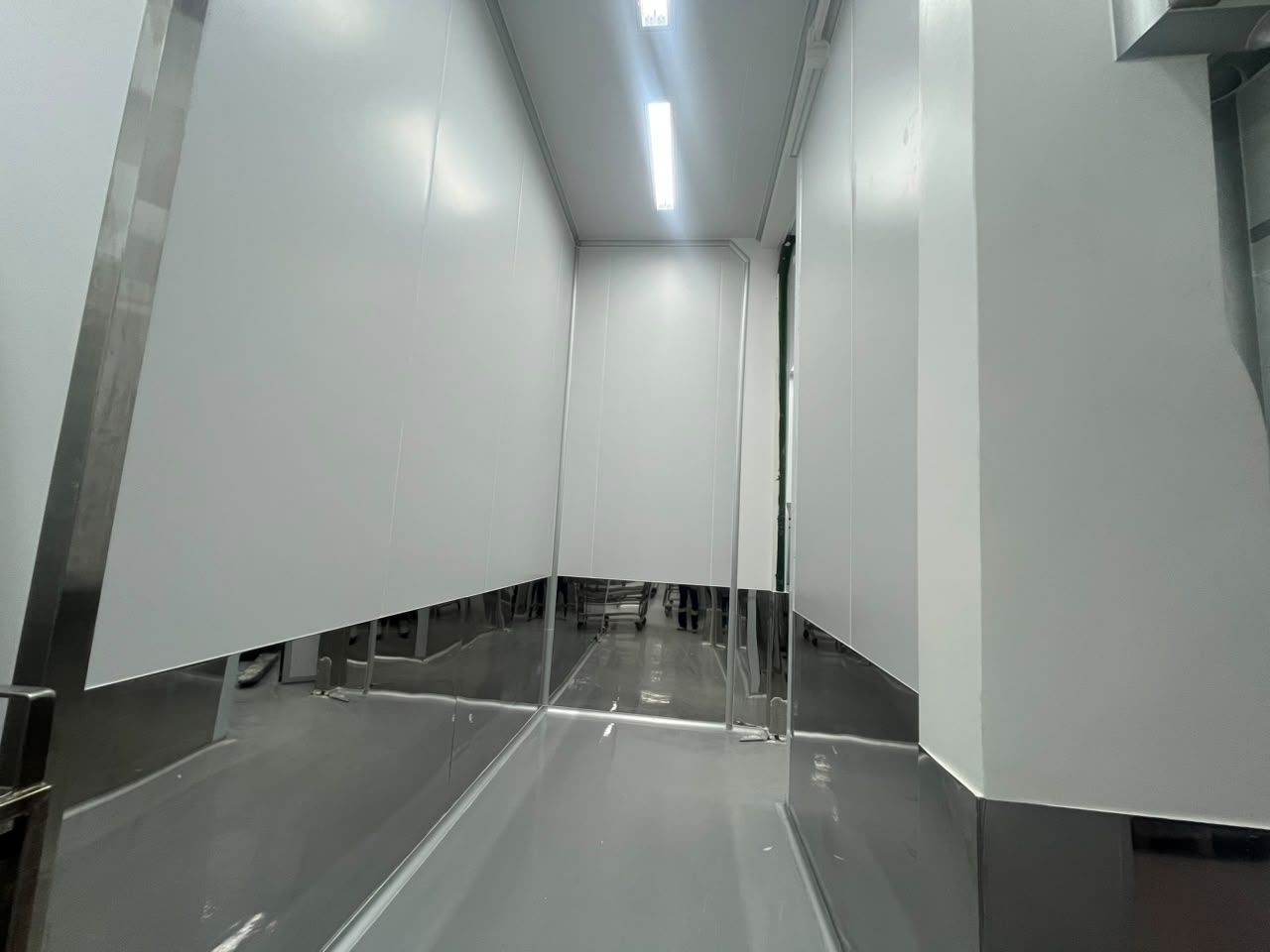 Corredor de sala limpa com isopainel