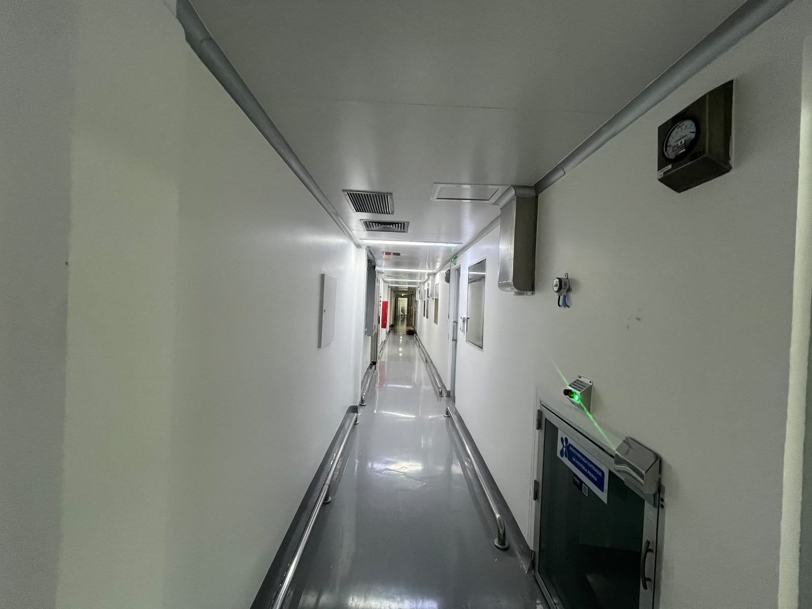 Ambiente controlado com portas técnicas