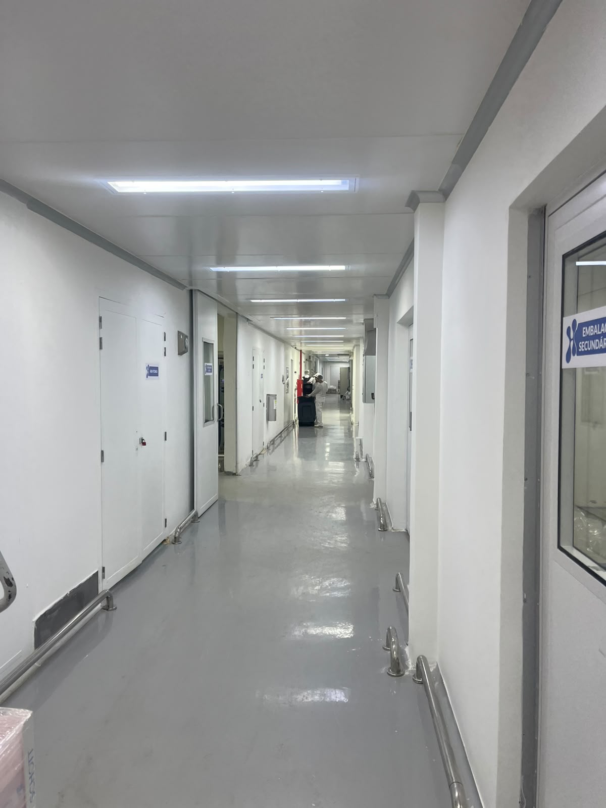 Corredor de ambiente farmacêutico controlado