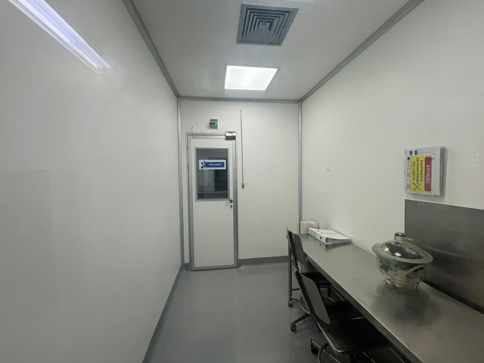 Interior de ambiente controlado com acabamento técnico