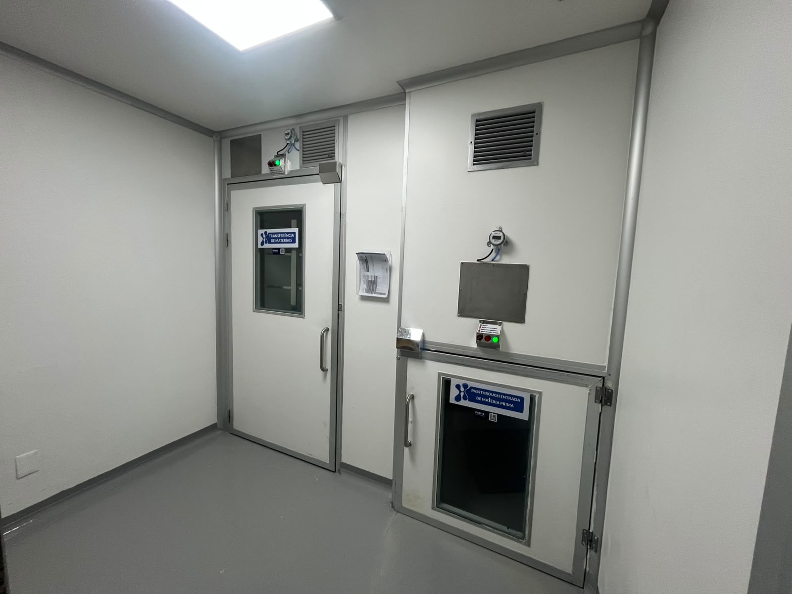 Sala de transferência com pass-through em ambiente controlado